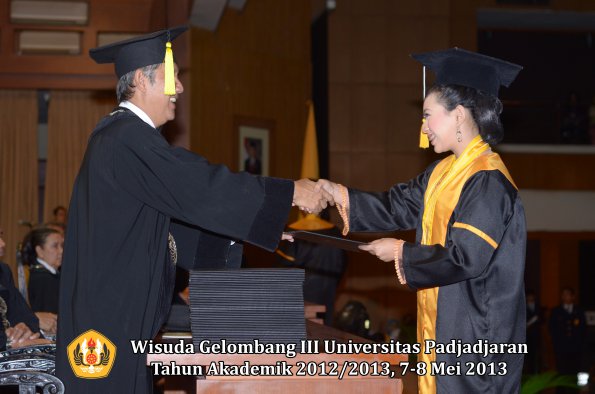 wisuda-unpad-gel-iii-ta-2012_2013-fakultas-ekonomi-dan-bisnis-oleh-dekan-164