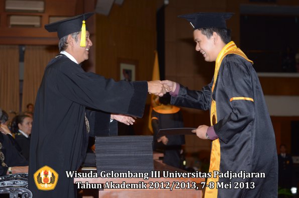 wisuda-unpad-gel-iii-ta-2012_2013-fakultas-ekonomi-dan-bisnis-oleh-dekan-165