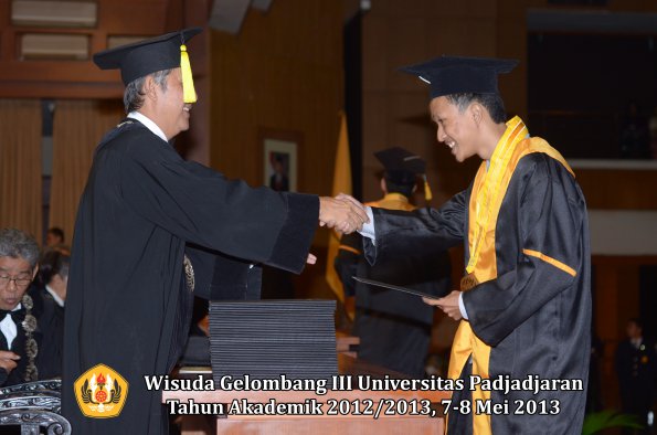 wisuda-unpad-gel-iii-ta-2012_2013-fakultas-ekonomi-dan-bisnis-oleh-dekan-166