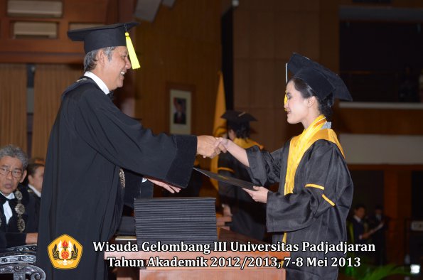 wisuda-unpad-gel-iii-ta-2012_2013-fakultas-ekonomi-dan-bisnis-oleh-dekan-170