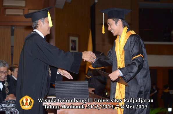 wisuda-unpad-gel-iii-ta-2012_2013-fakultas-ekonomi-dan-bisnis-oleh-dekan-171