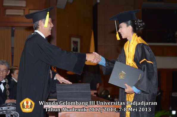 wisuda-unpad-gel-iii-ta-2012_2013-fakultas-ekonomi-dan-bisnis-oleh-dekan-172