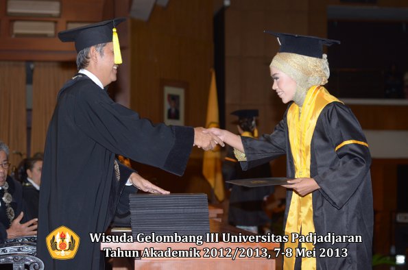 wisuda-unpad-gel-iii-ta-2012_2013-fakultas-ekonomi-dan-bisnis-oleh-dekan-173