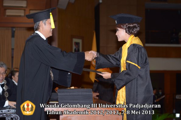 wisuda-unpad-gel-iii-ta-2012_2013-fakultas-ekonomi-dan-bisnis-oleh-dekan-178