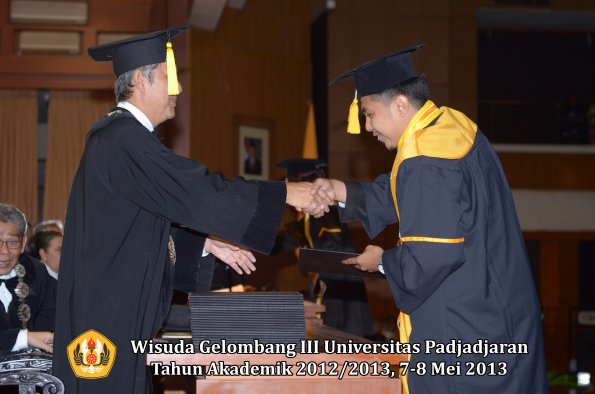 wisuda-unpad-gel-iii-ta-2012_2013-fakultas-ekonomi-dan-bisnis-oleh-dekan-179