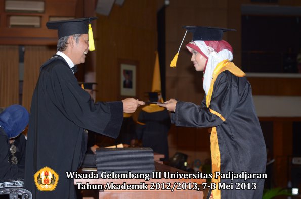 wisuda-unpad-gel-iii-ta-2012_2013-fakultas-ekonomi-dan-bisnis-oleh-dekan-180