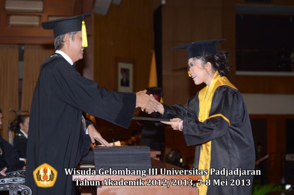 wisuda-unpad-gel-iii-ta-2012_2013-fakultas-ekonomi-dan-bisnis-oleh-dekan-181