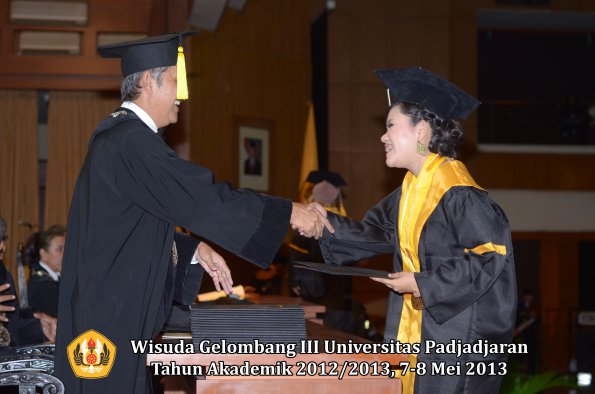 wisuda-unpad-gel-iii-ta-2012_2013-fakultas-ekonomi-dan-bisnis-oleh-dekan-187