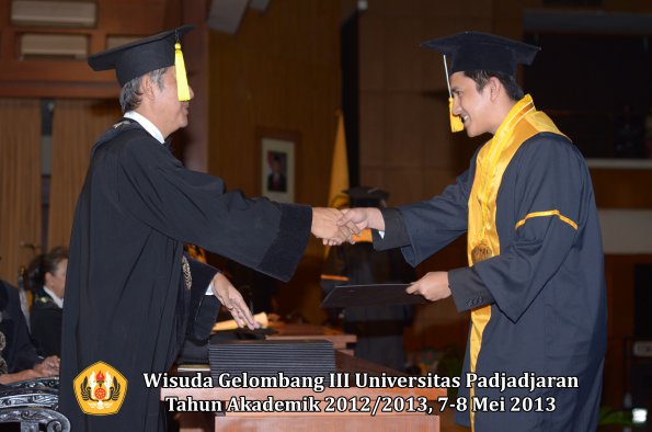 wisuda-unpad-gel-iii-ta-2012_2013-fakultas-ekonomi-dan-bisnis-oleh-dekan-190