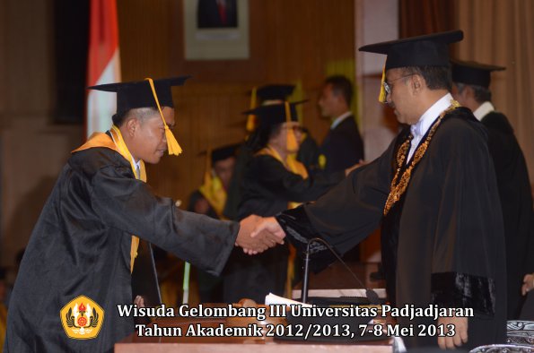 wisuda-unpad-gel-iii-ta-2012_2013-fakultas-ekonomi-dan-bisnis-oleh-rektor-002