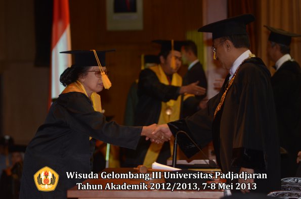 wisuda-unpad-gel-iii-ta-2012_2013-fakultas-ekonomi-dan-bisnis-oleh-rektor-003
