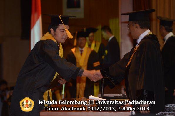 wisuda-unpad-gel-iii-ta-2012_2013-fakultas-ekonomi-dan-bisnis-oleh-rektor-004
