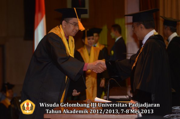 wisuda-unpad-gel-iii-ta-2012_2013-fakultas-ekonomi-dan-bisnis-oleh-rektor-006