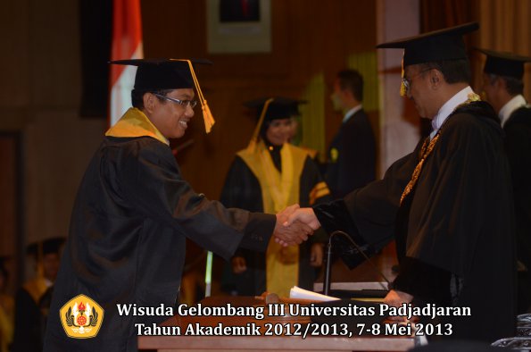 wisuda-unpad-gel-iii-ta-2012_2013-fakultas-ekonomi-dan-bisnis-oleh-rektor-039