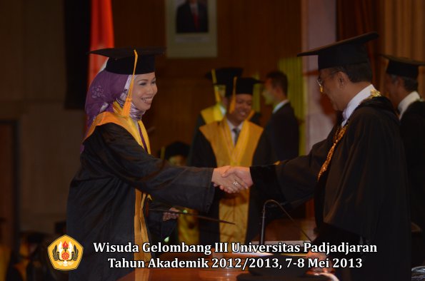 wisuda-unpad-gel-iii-ta-2012_2013-fakultas-ekonomi-dan-bisnis-oleh-rektor-044