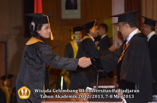 wisuda-unpad-gel-iii-ta-2012_2013-fakultas-ekonomi-dan-bisnis-oleh-rektor-047