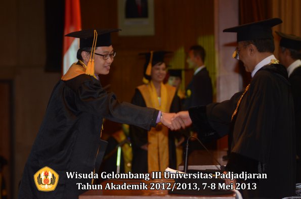 wisuda-unpad-gel-iii-ta-2012_2013-fakultas-ekonomi-dan-bisnis-oleh-rektor-049