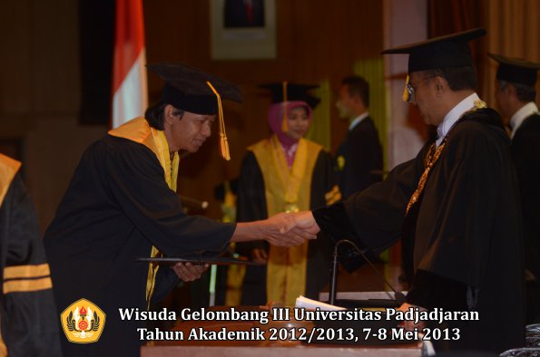 wisuda-unpad-gel-iii-ta-2012_2013-fakultas-ekonomi-dan-bisnis-oleh-rektor-057