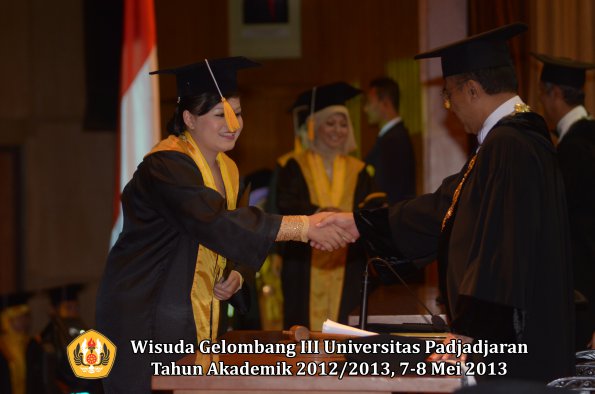 wisuda-unpad-gel-iii-ta-2012_2013-fakultas-ekonomi-dan-bisnis-oleh-rektor-072