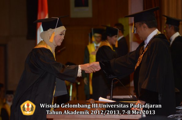 wisuda-unpad-gel-iii-ta-2012_2013-fakultas-ekonomi-dan-bisnis-oleh-rektor-073