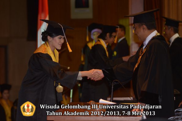 wisuda-unpad-gel-iii-ta-2012_2013-fakultas-ekonomi-dan-bisnis-oleh-rektor-074