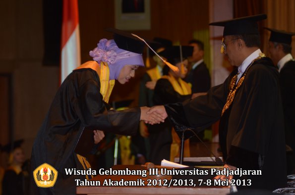 wisuda-unpad-gel-iii-ta-2012_2013-fakultas-ekonomi-dan-bisnis-oleh-rektor-076