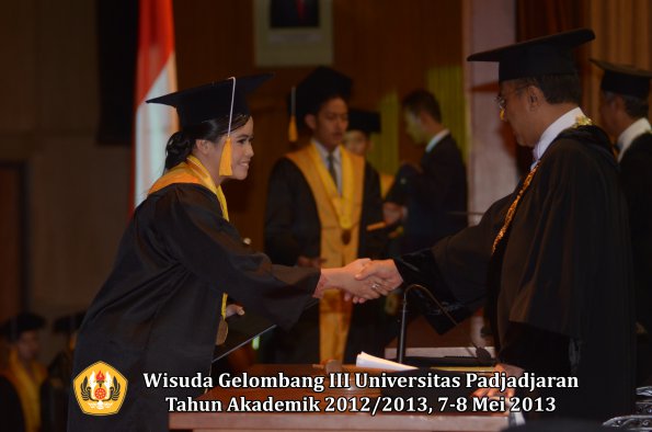 wisuda-unpad-gel-iii-ta-2012_2013-fakultas-ekonomi-dan-bisnis-oleh-rektor-077