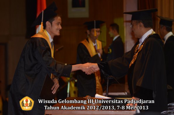 wisuda-unpad-gel-iii-ta-2012_2013-fakultas-ekonomi-dan-bisnis-oleh-rektor-078