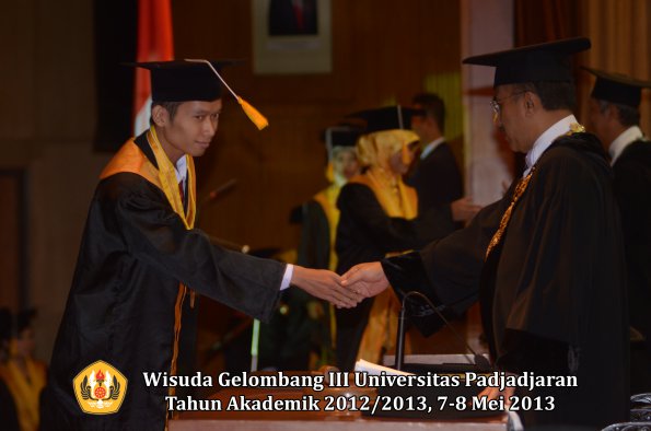 wisuda-unpad-gel-iii-ta-2012_2013-fakultas-ekonomi-dan-bisnis-oleh-rektor-079