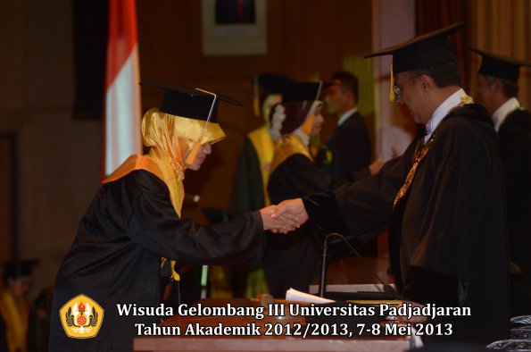 wisuda-unpad-gel-iii-ta-2012_2013-fakultas-ekonomi-dan-bisnis-oleh-rektor-080