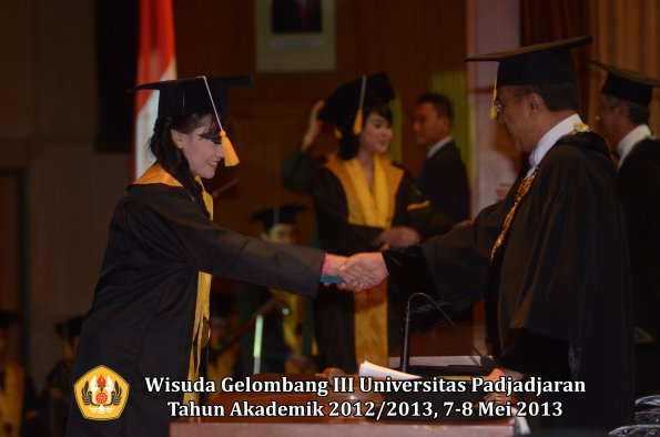 wisuda-unpad-gel-iii-ta-2012_2013-fakultas-ekonomi-dan-bisnis-oleh-rektor-108