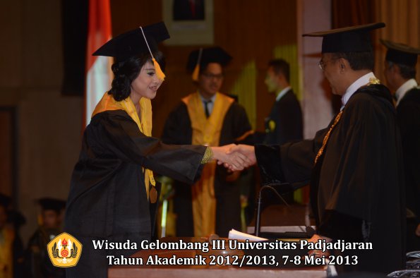 wisuda-unpad-gel-iii-ta-2012_2013-fakultas-ekonomi-dan-bisnis-oleh-rektor-109