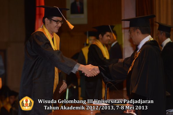 wisuda-unpad-gel-iii-ta-2012_2013-fakultas-ekonomi-dan-bisnis-oleh-rektor-142