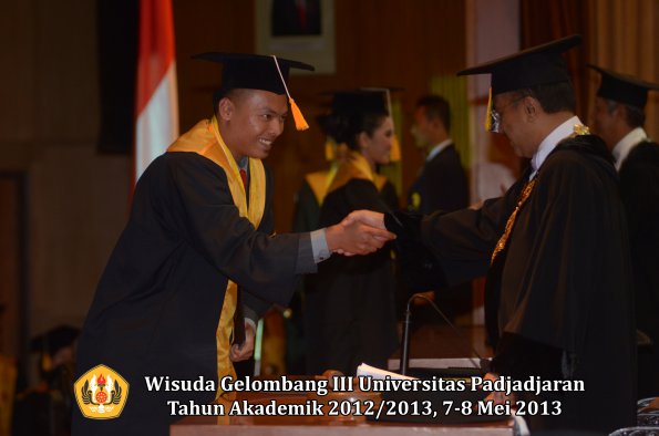 wisuda-unpad-gel-iii-ta-2012_2013-fakultas-ekonomi-dan-bisnis-oleh-rektor-144