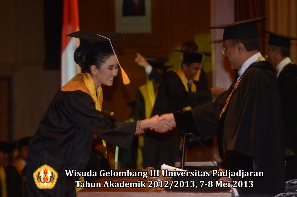 wisuda-unpad-gel-iii-ta-2012_2013-fakultas-ekonomi-dan-bisnis-oleh-rektor-145