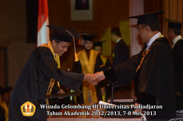 wisuda-unpad-gel-iii-ta-2012_2013-fakultas-ekonomi-dan-bisnis-oleh-rektor-146