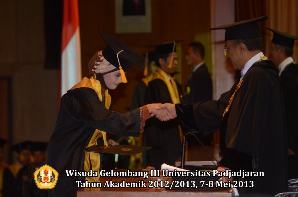 wisuda-unpad-gel-iii-ta-2012_2013-fakultas-ekonomi-dan-bisnis-oleh-rektor-147