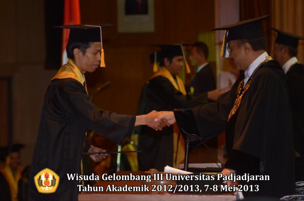 wisuda-unpad-gel-iii-ta-2012_2013-fakultas-ekonomi-dan-bisnis-oleh-rektor-148