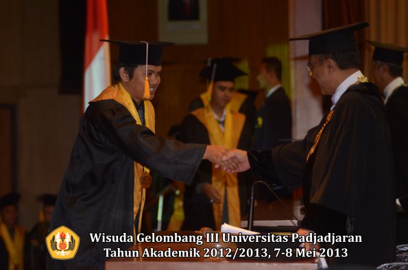 wisuda-unpad-gel-iii-ta-2012_2013-fakultas-ekonomi-dan-bisnis-oleh-rektor-149