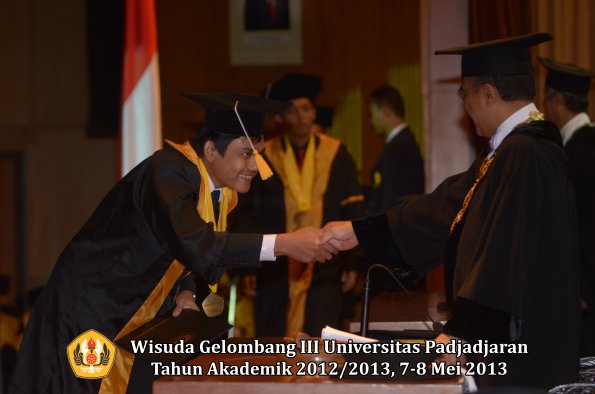 wisuda-unpad-gel-iii-ta-2012_2013-fakultas-ekonomi-dan-bisnis-oleh-rektor-153