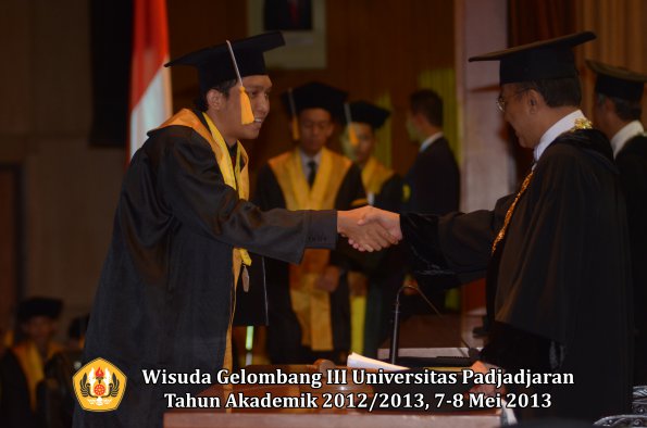 wisuda-unpad-gel-iii-ta-2012_2013-fakultas-ekonomi-dan-bisnis-oleh-rektor-154