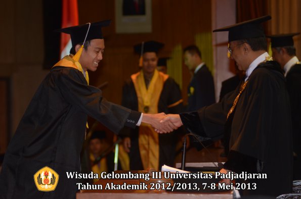 wisuda-unpad-gel-iii-ta-2012_2013-fakultas-ekonomi-dan-bisnis-oleh-rektor-155