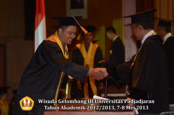 wisuda-unpad-gel-iii-ta-2012_2013-fakultas-ekonomi-dan-bisnis-oleh-rektor-156