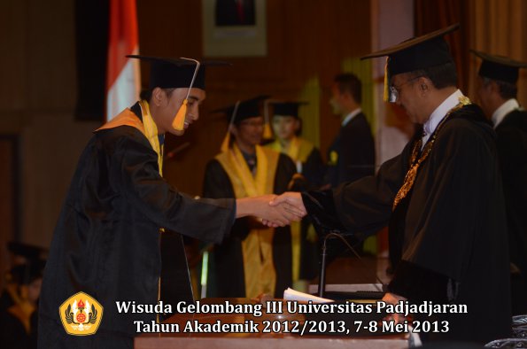 wisuda-unpad-gel-iii-ta-2012_2013-fakultas-ekonomi-dan-bisnis-oleh-rektor-157