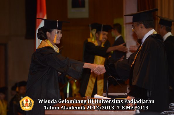 wisuda-unpad-gel-iii-ta-2012_2013-fakultas-ekonomi-dan-bisnis-oleh-rektor-159