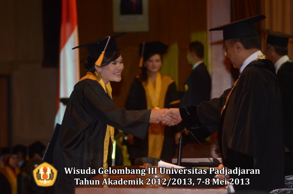 wisuda-unpad-gel-iii-ta-2012_2013-fakultas-ekonomi-dan-bisnis-oleh-rektor-187