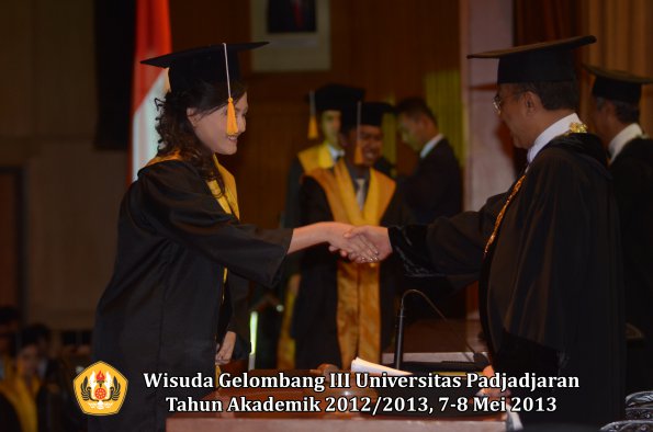 wisuda-unpad-gel-iii-ta-2012_2013-fakultas-ekonomi-dan-bisnis-oleh-rektor-188