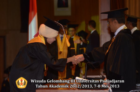 wisuda-unpad-gel-iii-ta-2012_2013-fakultas-ekonomi-dan-bisnis-oleh-rektor-191