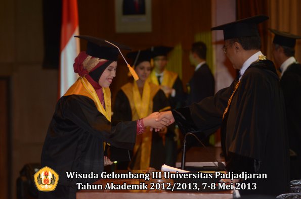 wisuda-unpad-gel-iii-ta-2012_2013-fakultas-ekonomi-dan-bisnis-oleh-rektor-195