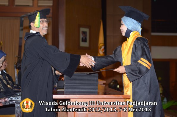 wisuda-unpad-gel-iii-ta-2012_2013-fakultas-ilmu-komunikasi-oleh-dekan-001